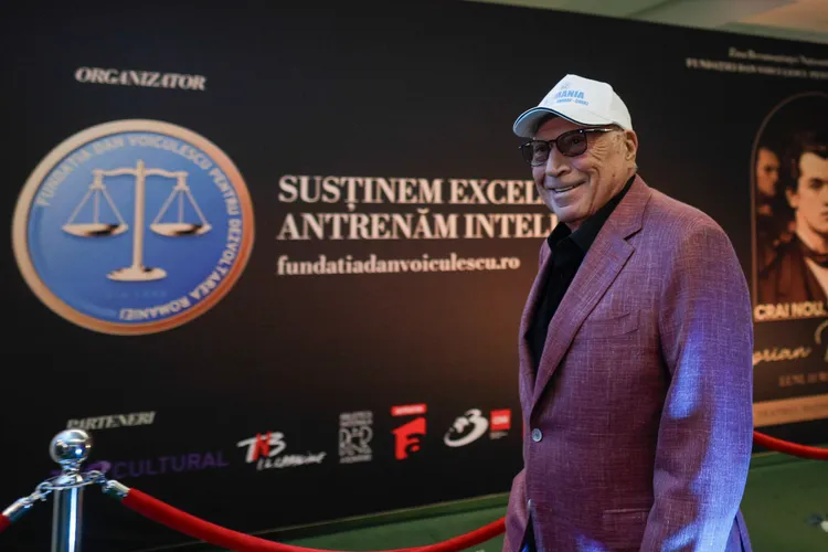 Pentru ce primește Adrian Ursu un salariu imens de la Antena: ca să-i înalțe ode lui Dan Voiculescu Foto: Inquam/Octav Ganea