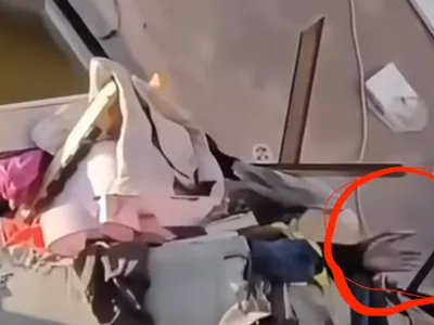 Miracolul din Rahova: o mână iese de sub o placă de beton după explozie (sursa: Facebook/Sonia Simionov)