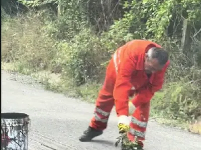 Cum se asfaltează un drum din Argeș, fief PSD Foto: Captură video