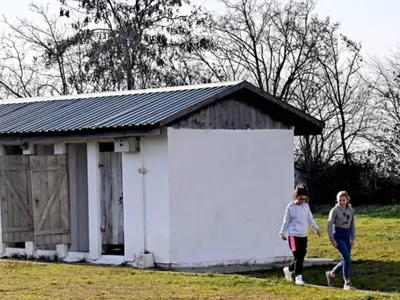 Începe școala, cu toalete în curte (sursa: ziaruldeiasi.ro)