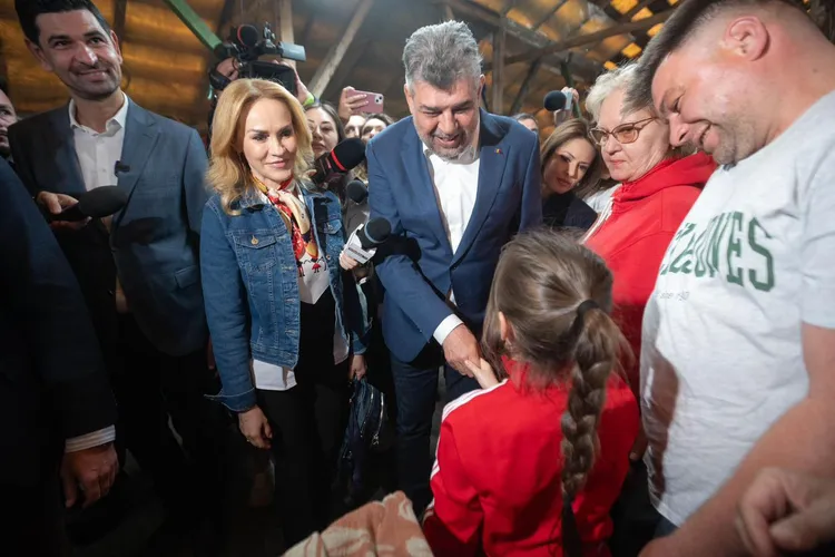 Ciolacu, Firea și Piedone, fotografii cu copii Foto: Facebook Gabriela Firea