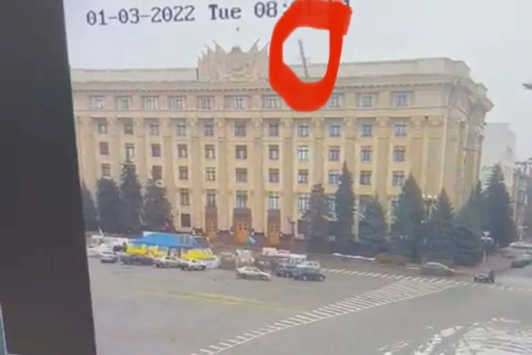 Războiul din Ucraina, ziua a șasea. Momentul în care o rachetă cade în centrul orașului Harkov. Sursă: Twitter @Euan_MacDonald