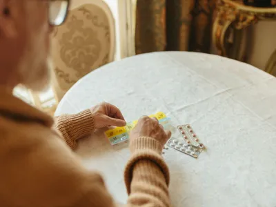 Medicamente cu reducere de 90% pentru pensionari: cum poți cere o variantă mai ieftină în farmacie