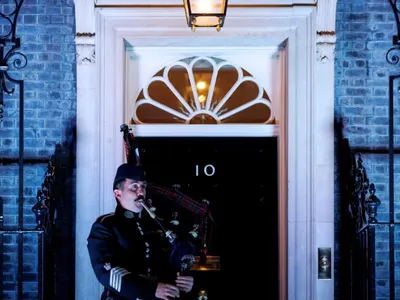 Români, judecați pentru fraudarea Fiscului britanic (sursa: Facebook/UK Prime Minister)