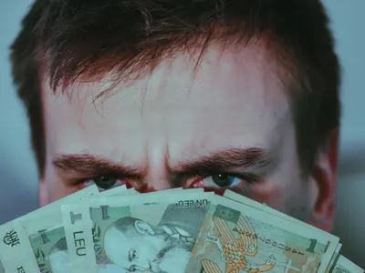 Sporurile bugetarilor, limitate la 20%: cine riscă să piardă bani și cum se va calcula salariul
