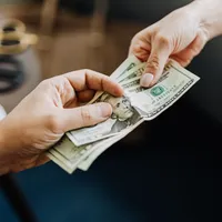 Bani primiți de la părinți sau copii: când poate cere ANAF explicații și când se aplică impozitul de 70%