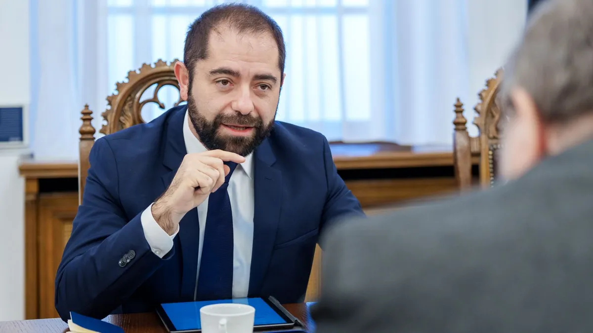 Consilierul prezidențial Burnete cheamă investitorii străini și cere reforma administrativă Foto: Facebook