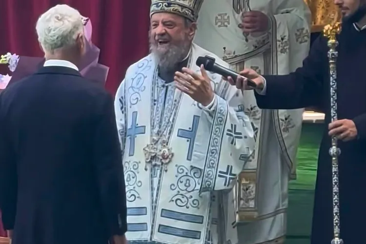 VIDEO+FOTO Mitropolitul Ardealului, Laurențiu Streza, îl primește pe Călin Georgescu râzând încântat. Streza l-a decorat, în 2023, pe George Simion