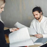 Cum este răsplătită vechimea în noua lege a salarizării: când crește automat salariul bugetarilor