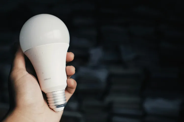 Prețul energiei electrice crește de la 1 noiembrie (sursa: Pexels/Nothing Ahead)