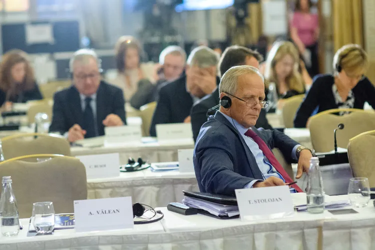 Stolojan, despre pensiile speciale: „Excese care se întâmplă numai în România” Foto: Facebook