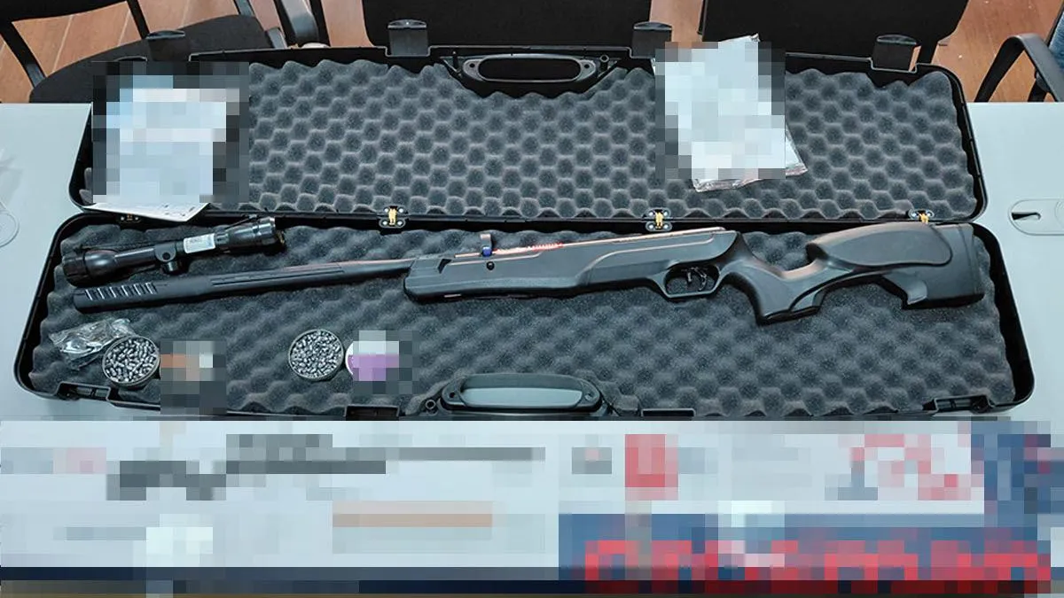 Armă și muniție, pe Aeroportul din Cluj (sursa: Facebook/Autoritatea Vamală Română)