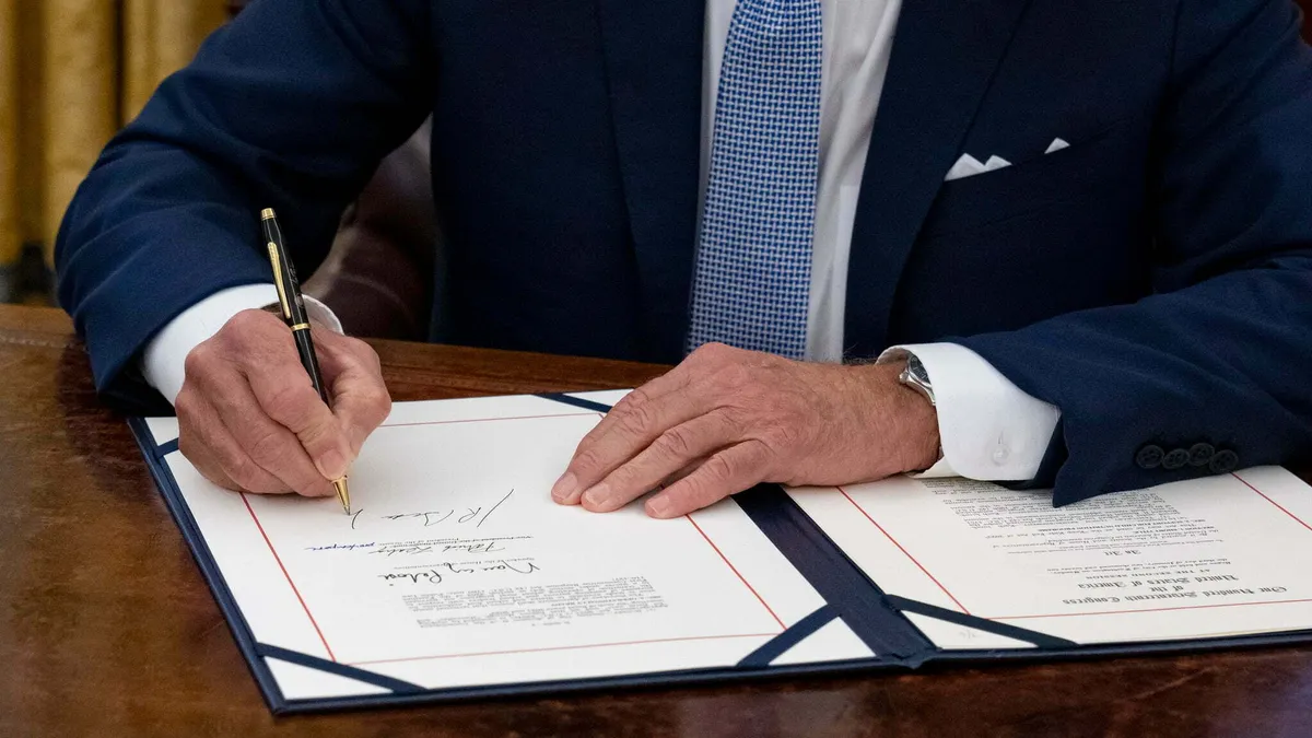 Pelosi, pretextul Chinei pentru poluare masivă (sursa: Facebook/The White House)