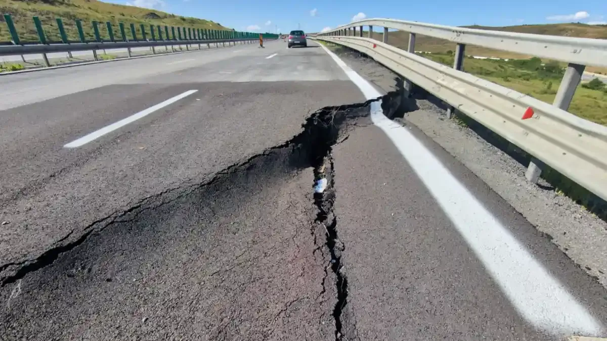 Se închide pentru reparații o porțiune din autostrada Sebeș-Turda. Carosabilul s-a surpat din nou, a apărut un crater – poza 1