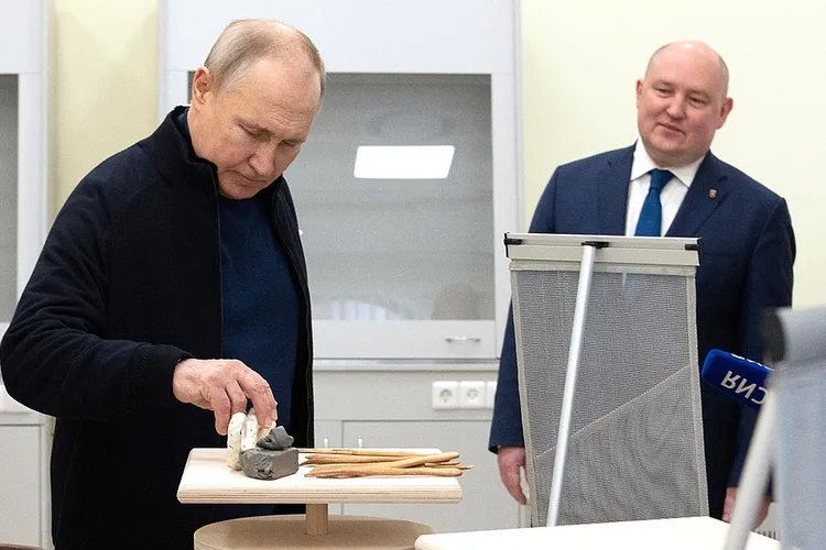 Putin, vizită neanunțată și la Mariupol, după cea din Crimeea, la nouă ani de la anexare