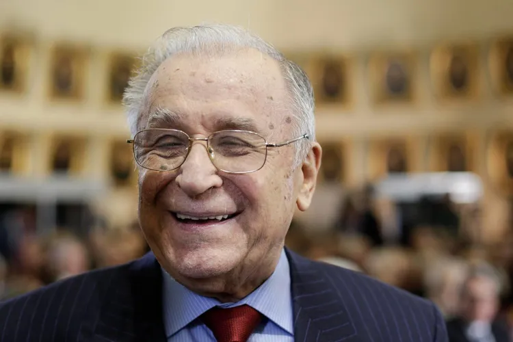 Iliescu rămâne internat la terapie intensivă (sursa: Inquam Photos/Octav Ganea)