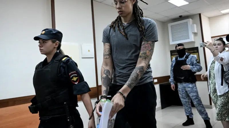 "Negustorul morții", Viktor Bout, spre Moscova, la schimb cu Brittney Griner (sursa: vanityfair.com)