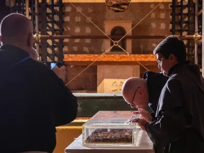 Rămășițele Sfântului Francisc, expuse pentru prima dată (sursa: sanfracescopatronditalia.it)