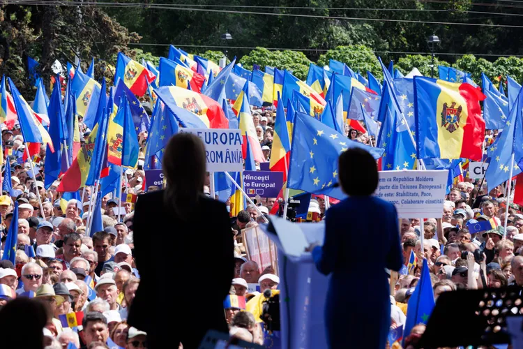 Rezoluție care cere modificarea Constituției și condamnă Rusia În imagine: Maia Sandu și Roberta Metsola Foto: Facebook Maia Sandu