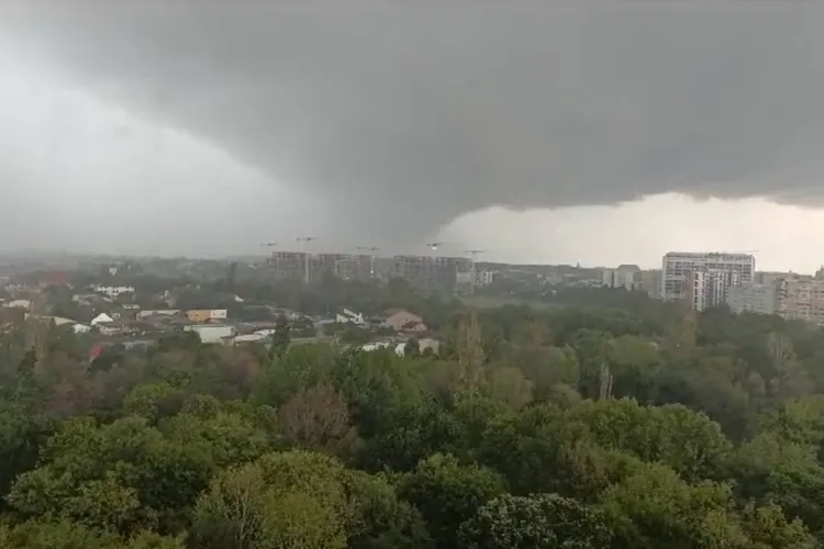 Furtună extremă, anunțată inclusiv în București (sursa: Facebook/Meteoplus)