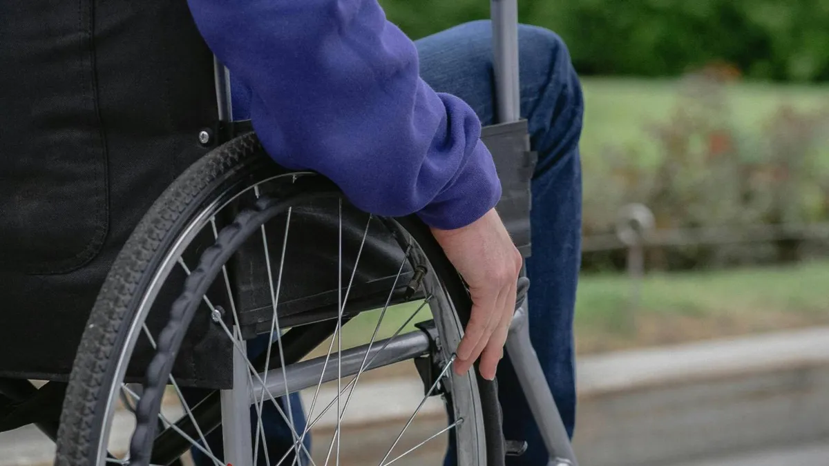 Sute de certificate de handicap anulate (sursa: Pexels/SHVETS production)