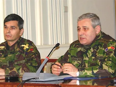 Armata obligatorie, necesară pe model elvețian, spune generalul (r) Eugen Bădălan (în dreapta) (sursa: mapn.ro)