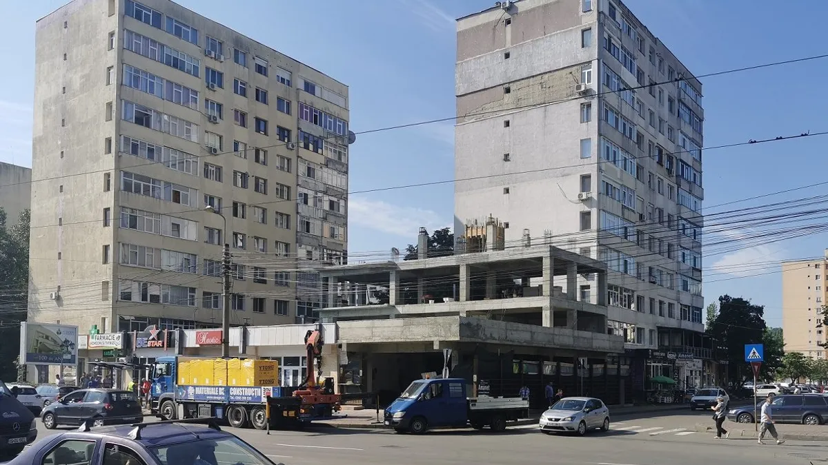 A cerut autorizație pentru o firmă luminoasă, s-a apucat de construit un bloc aproape lipit de altul (sursa: ziaruldeiasi.ro)