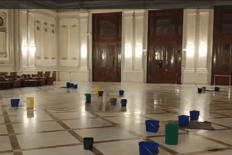 Filmare absurdă în Palatul Parlamentului: zeci de găleți  pe podeaua unei săli Foto: Captură video