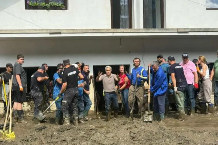 George Simion și Călin Georgescu se plimbă separat prin Broșteni Foto: Antena 3