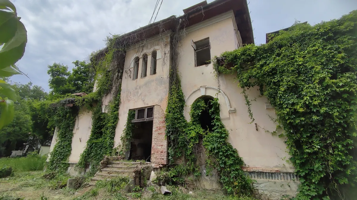 Fosta școală din Copou, în ruină (sursa: ziaruldeiasi.ro)