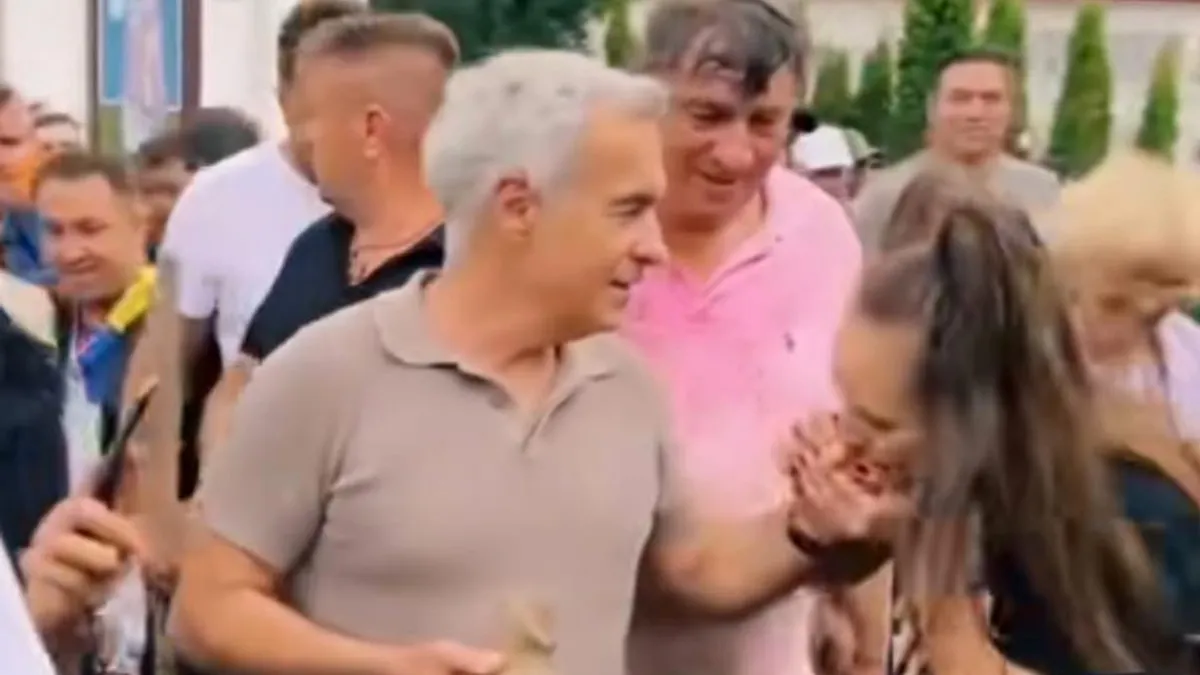 Reacția lui Călin Georgescu când o femeie îi sărută mâna Foto: Urban Bacău/Captură video