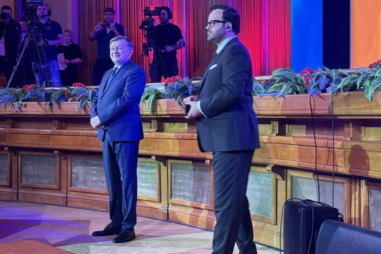 Nagâț arată cum l-a protejat CNSAS pe Antonescu Foto: Captură Antena 3