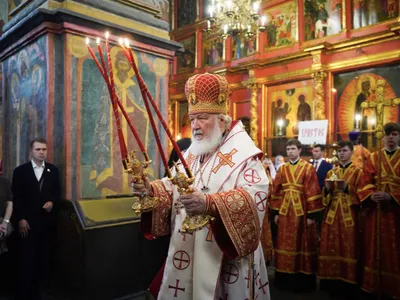 Kirill demonizează tinerii care refuză înrolarea (sursa: patriarchia.ru)