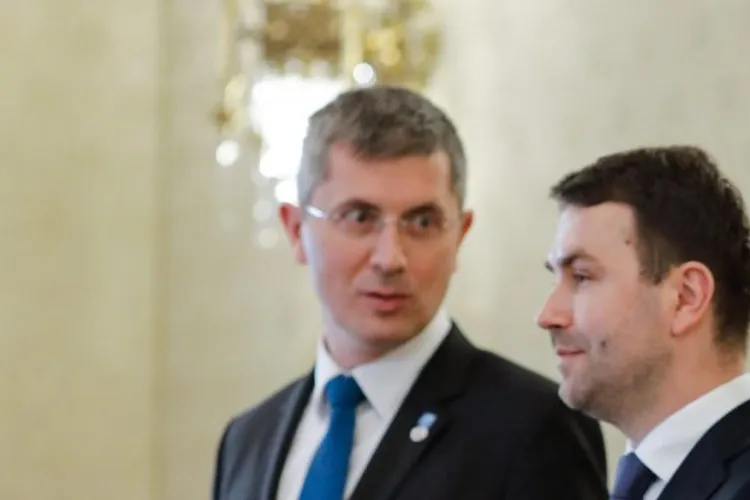 Scandalul din USR pe înțelesul tuturor: Team Barna l-a tocat pe Cioloș până l-a adus în pragul demisiei