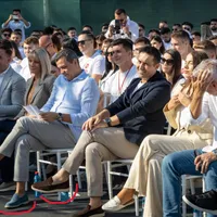 Grindeanu, încă o lovitură vestimentară: cu mocasini de 4.600 de lei la Școala de vară a TSD, dar fără șosete