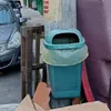 Amendă de până la 45.000 de lei pentru mobila, saltelele și sacii cu moloz abandonați lângă bloc: care sunt soluțiile gratuite