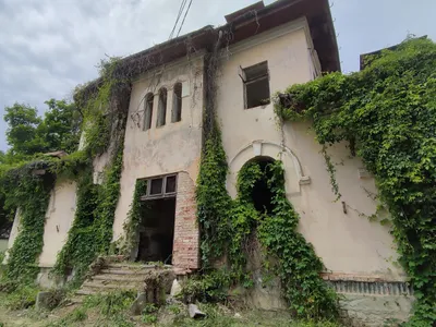 Fosta școală din Copou, în ruină (sursa: ziaruldeiasi.ro)