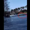 Un nepalez a salvat o fetiță din apele înghețate ale lacului din Parcul Romanescu, Craiova Foto: Captură video
