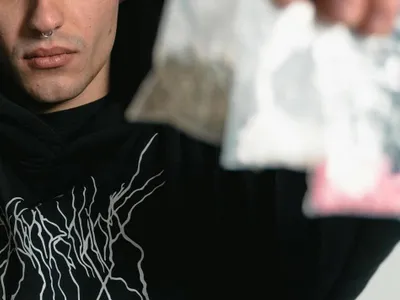 Dealerii tineri, pedepse blânde în instanță (sursa: Pexels/MART PRODUCTION)