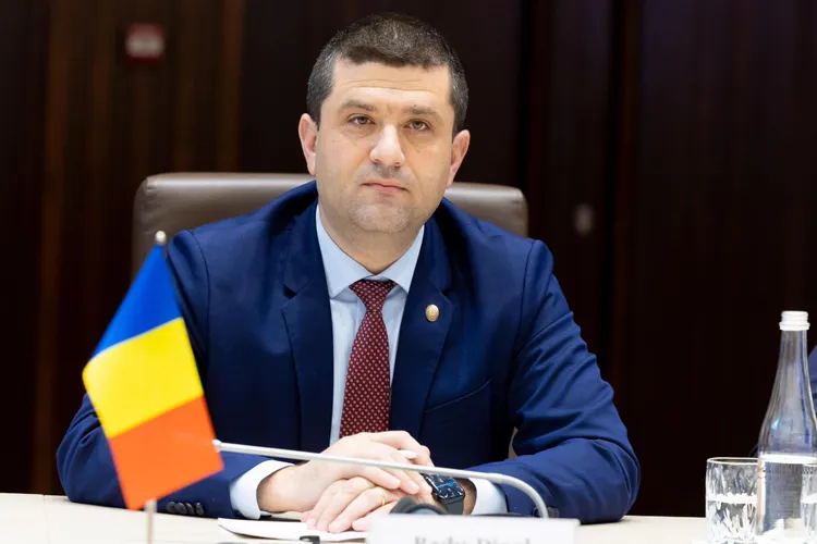 Ce obiectiv-cheie are un director al unei companii de stat: să vină opt ore la slujbă, spune Radu Miruță Foto: Facebook