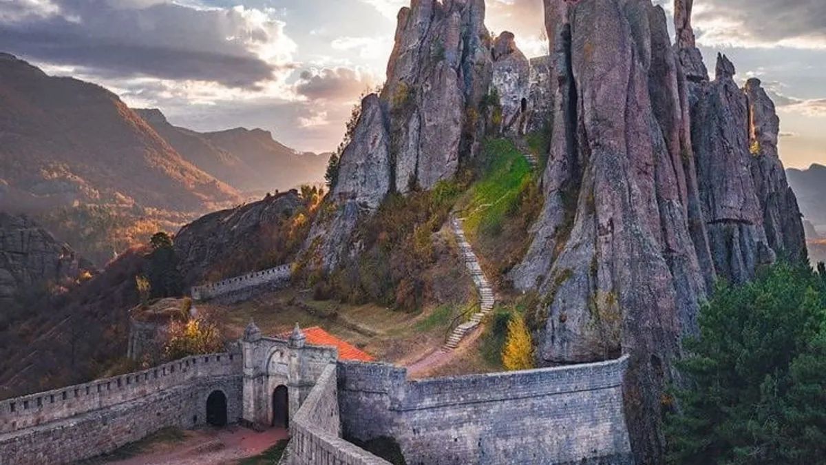 Elon Musk la castelul Bran bulgăresc (sursa: Twitter/Aesthetica/Vladislav Terziiski)