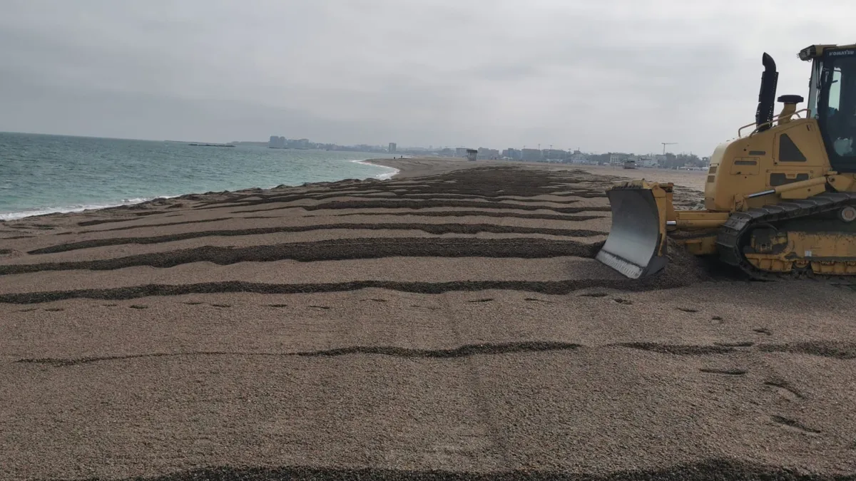 Lărgirea plajelor, furt uriaș prin supradimensionare (sursa: Facebook/Apele Romane Dobrogea-Litoral)