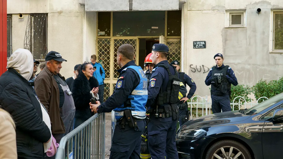 Jandarmi în zona exploziei din Rahova (sursa: Inquam Photos/Tudor Pana)