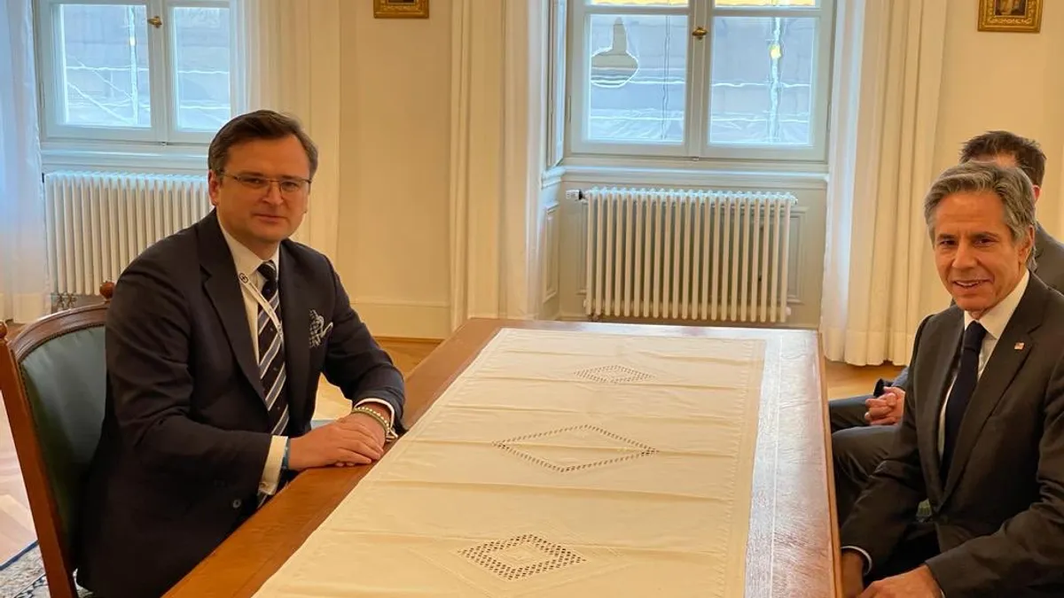 Contre Ucraina - UE pe sancționarea Rusiei. În imagine, Dmitro Kuleba, ministrul de Externe ucrainean, și Antony Blinken, secretarul de stat SUA, în dreapta (sursa: Twitter/Dmytro Kuleba)