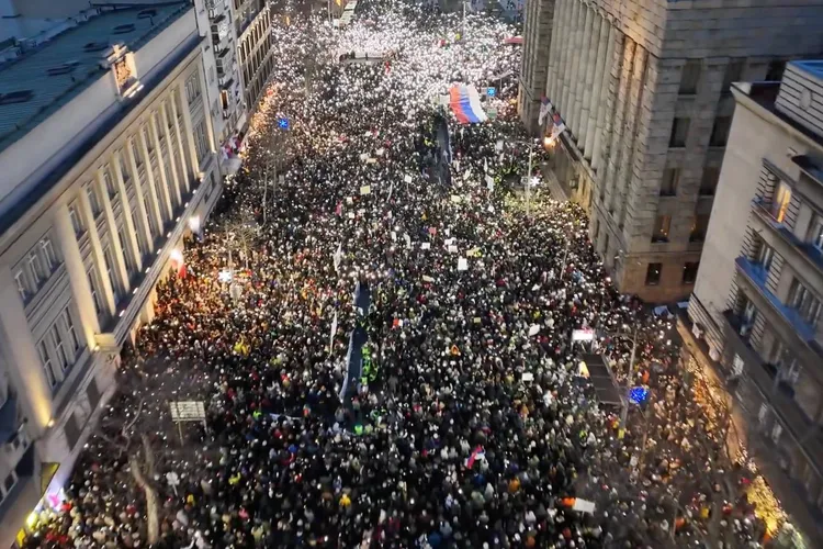 Mii de sârbi protestează contra corupției (sursa: X/Jakub Bielamowicz)