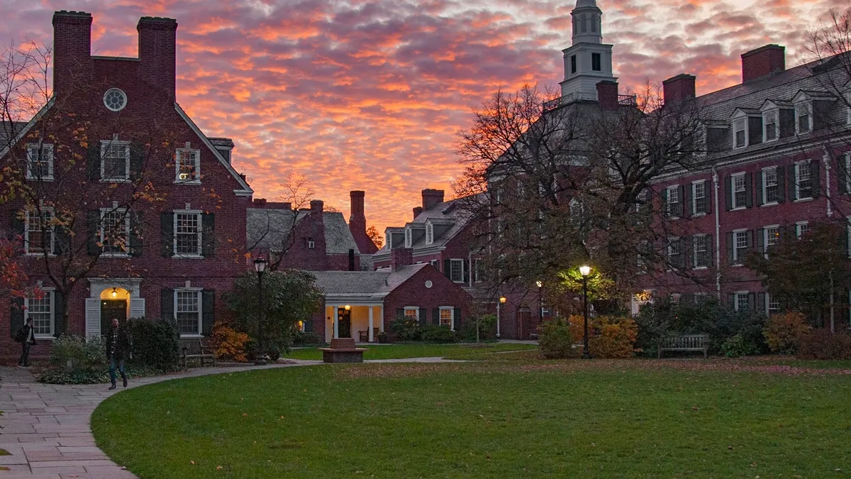 Rusia a declarat „indezirabilă” Universitatea Yale (sursa: Facebook/Yale University)