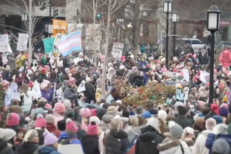 Marș al femeilor la Washington împotriva învestirii lui Trump, dar de dimensiuni mult mai reduse decât cel de la prima învestire, în 2017