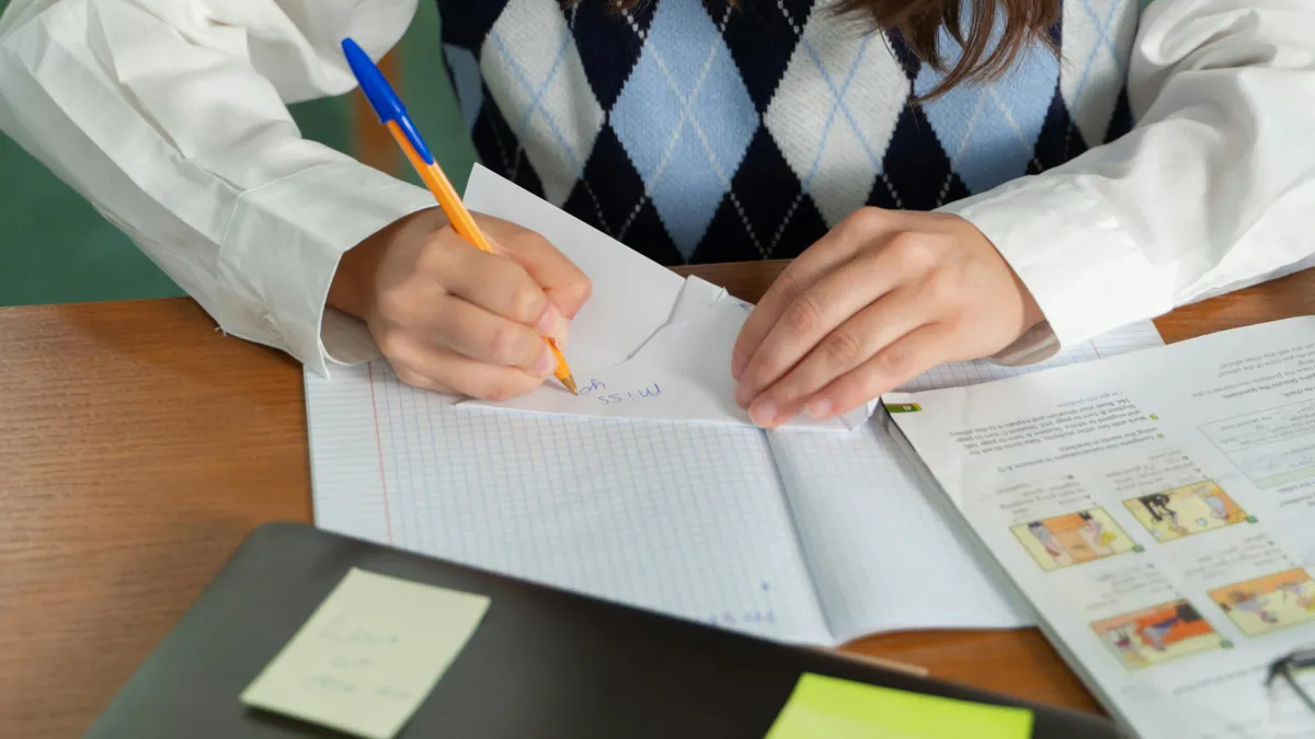 Baremul de corectare la Limba Română (sursa: Pexels/Yaroslav Shuraev)