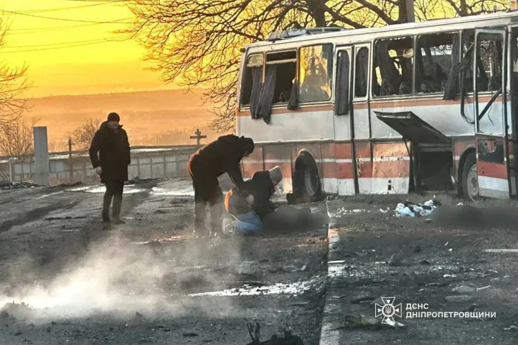 Dronă rusească spulberă un autobuz cu ucraineni (sursa: Telegram/Ukraine State Emergency Service)