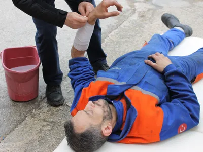 Accidentul în drum spre serviciu poate fi considerat accident de muncă: ce bani pot primi victima sau familia